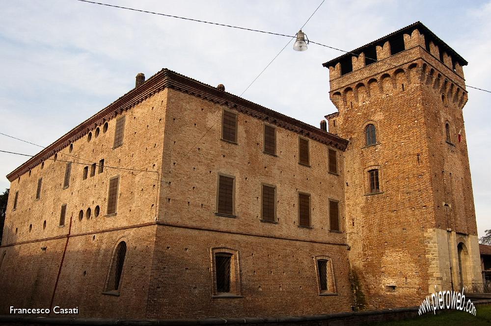 017 Il castello di Urgnano visto da sud-ovest.jpg